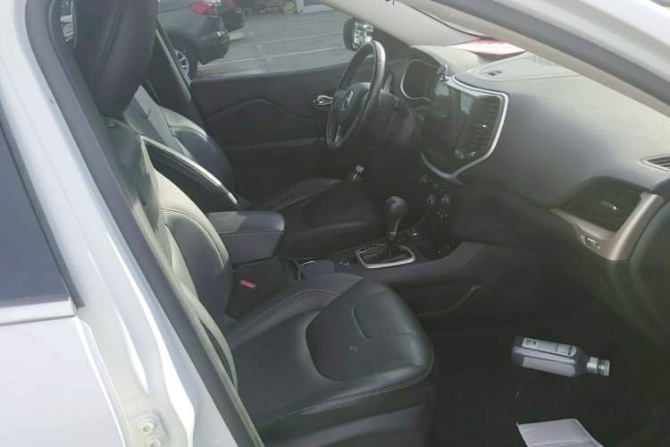 Used Jeep Cherokee 2016 2.4L Professional Edition Right Front Seat