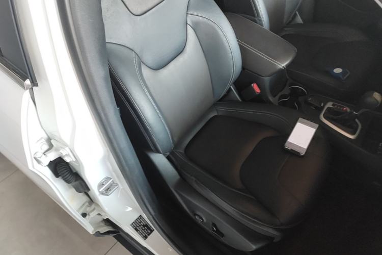 Used Jeep Cherokee 2016 2.4L Leading Edition Right Front Seat