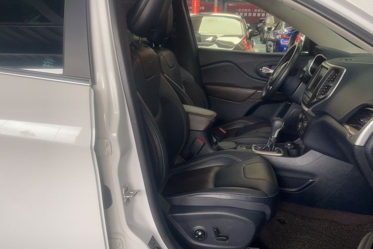 Used Jeep Cherokee 2016 2.4L Superior Edition Right Front Seat