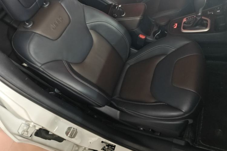 Used Jeep Cherokee 2016 2.4L Professional Edition Right Front Seat