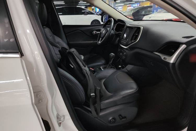 Used Jeep Cherokee 2016 2.4L Leading Smart Version Right Front Seat