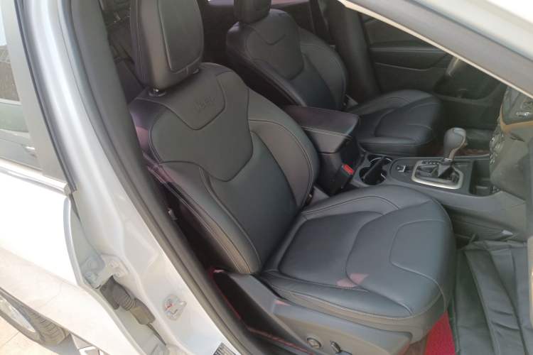 Used Jeep Cherokee 2016 2.0L Superior Edition Right Front Seat