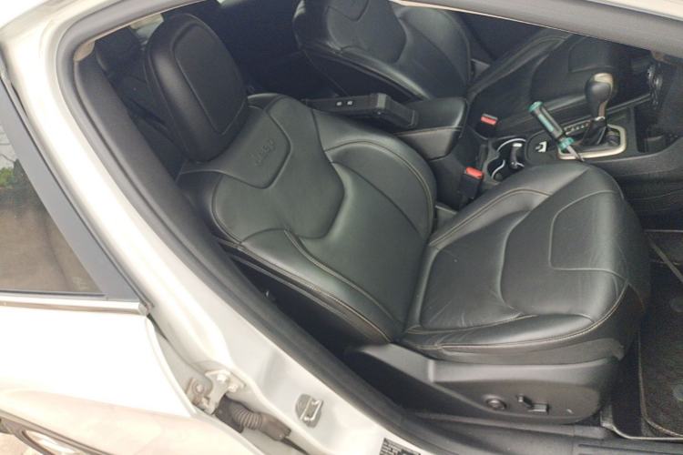 Used Jeep Cherokee 2016 2.0L Superior Edition Right Front Seat
