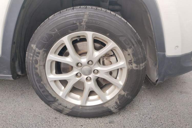Used Jeep Cherokee 2016 2.4L Leading Smart Version Right Front Wheel Hub