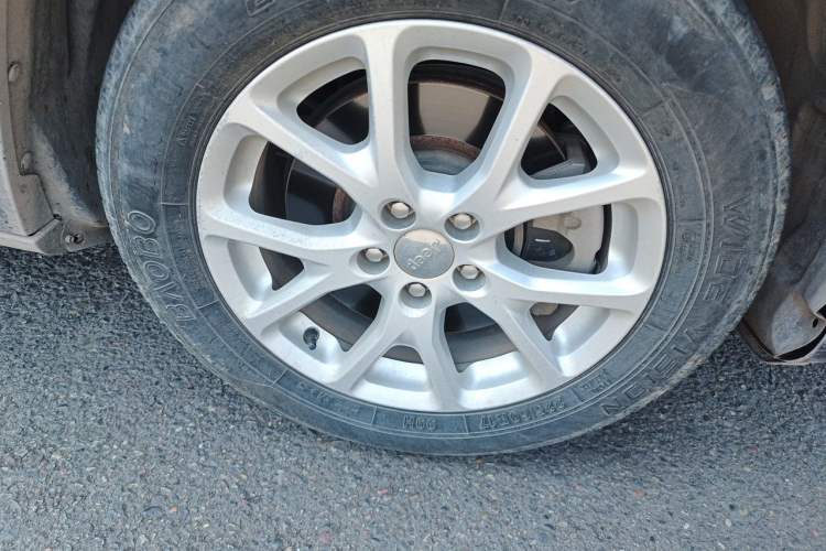 Used Jeep Cherokee 2016 2.0L Superior Edition Right Front Wheel Hub
