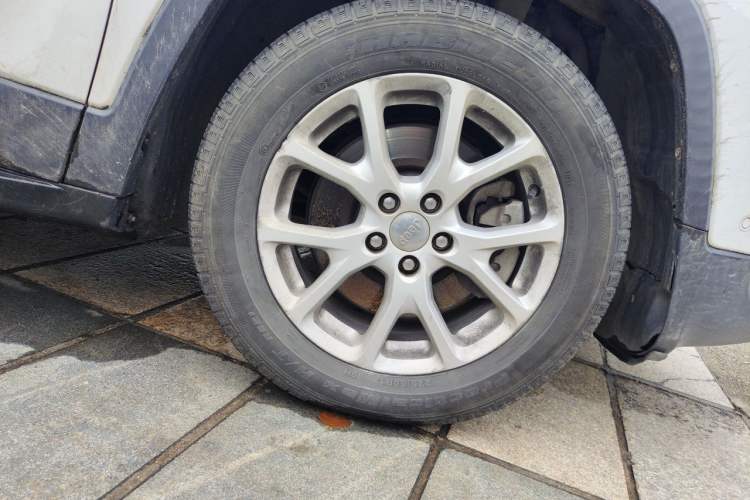Used Jeep Cherokee 2016 2.0L Superior Edition Right Front Wheel Hub