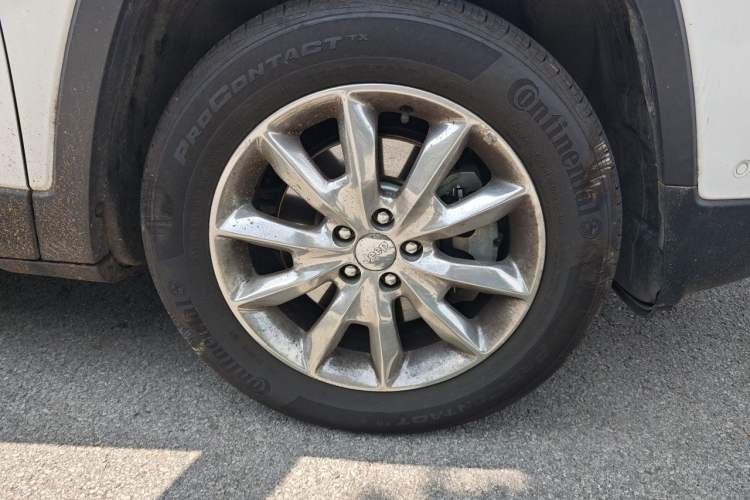 Used Jeep Cherokee 2016 2.4L Superior Edition Right Front Wheel Hub