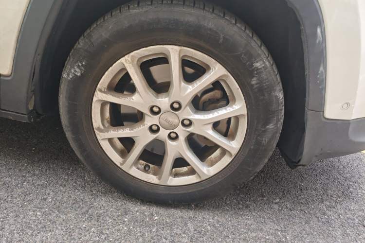 Used Jeep Cherokee 2016 2.0L Superior Edition Right Front Wheel Hub