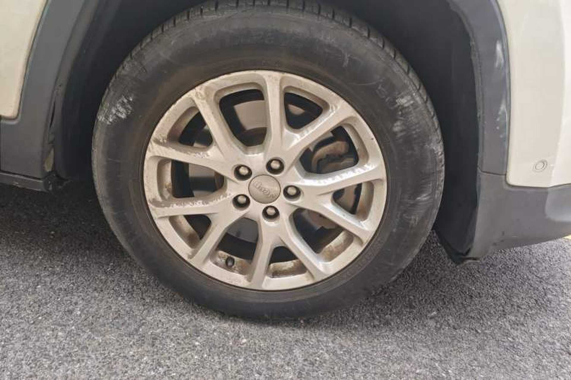 Used Jeep Cherokee 2016 2.0L Superior Edition Right Front Wheel Hub
