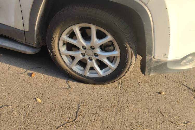 Used Jeep Cherokee 2016 2.0L Superior Edition Right Front Wheel Hub