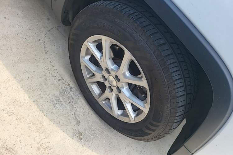 Used Jeep Cherokee 2016 2.4L Professional Edition Right Front Wheel Hub