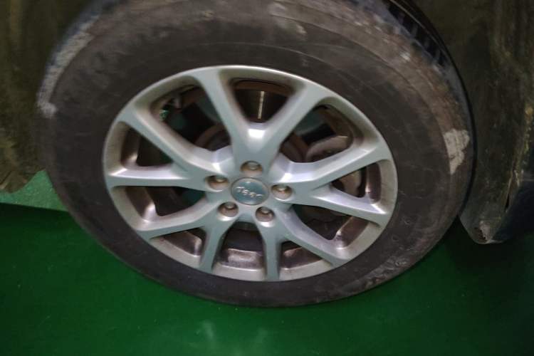 Used Jeep Cherokee 2016 2.4L Leading Edition Right Front Wheel Hub