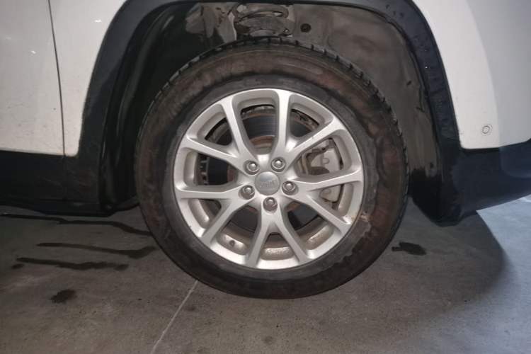 Used Jeep Cherokee 2016 2.0L Superior Edition Right Front Wheel Hub