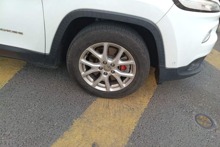 Used Jeep Cherokee 2016 2.4L Leading Edition Right Front Wheel Hub