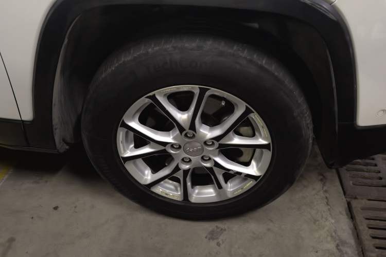 Used Jeep Cherokee 2016 2.4L Professional Smart Version Right Front Wheel Hub