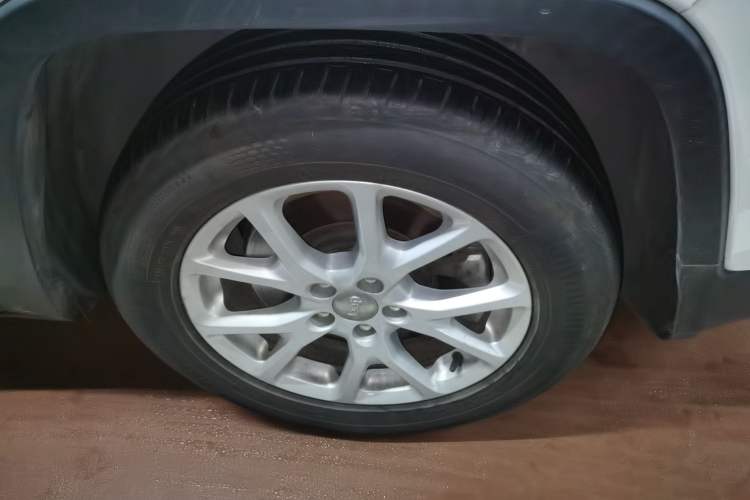 Used Jeep Cherokee 2016 2.4L Leading Edition Right Front Wheel Hub