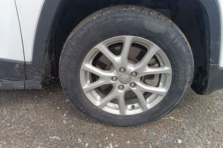 Used Jeep Cherokee 2016 2.0L Superior Edition Right Front Wheel Hub