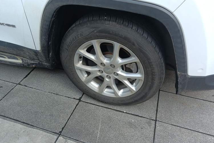 Used Jeep Cherokee 2016 2.4L Leading Smart Version Right Front Wheel Hub