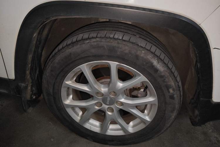 Used Jeep Cherokee 2016 2.0L Superior Edition Right Front Wheel Hub