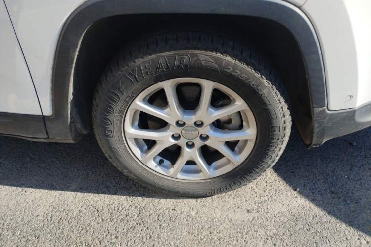 Used Jeep Cherokee 2016 2.4L Professional Edition Right Front Wheel Hub