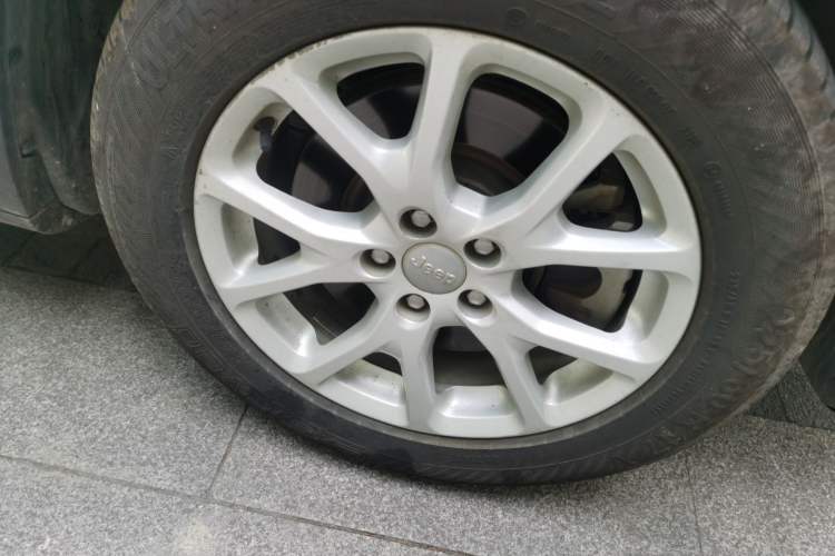 Used Jeep Cherokee 2016 2.4L Leading Edition Right Front Wheel Hub