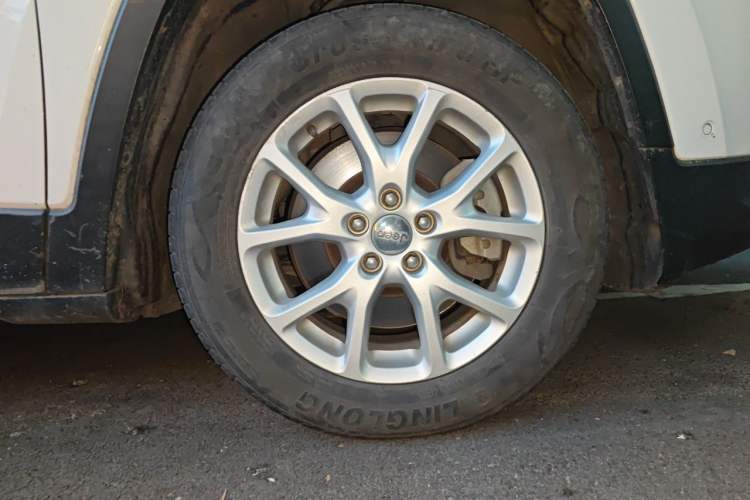 Used Jeep Cherokee 2016 2.4L Leading Edition Right Front Wheel Hub