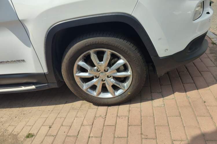 Used Jeep Cherokee 2016 2.4L All-in-One Edition Right Front Wheel Hub