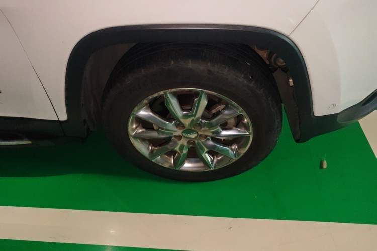 Used Jeep Cherokee 2016 2.4L Superior Edition Right Front Wheel Hub