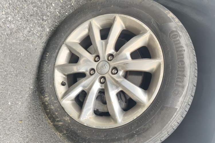 Used Jeep Cherokee 2016 2.4L All-in-One Edition Right Front Wheel Hub