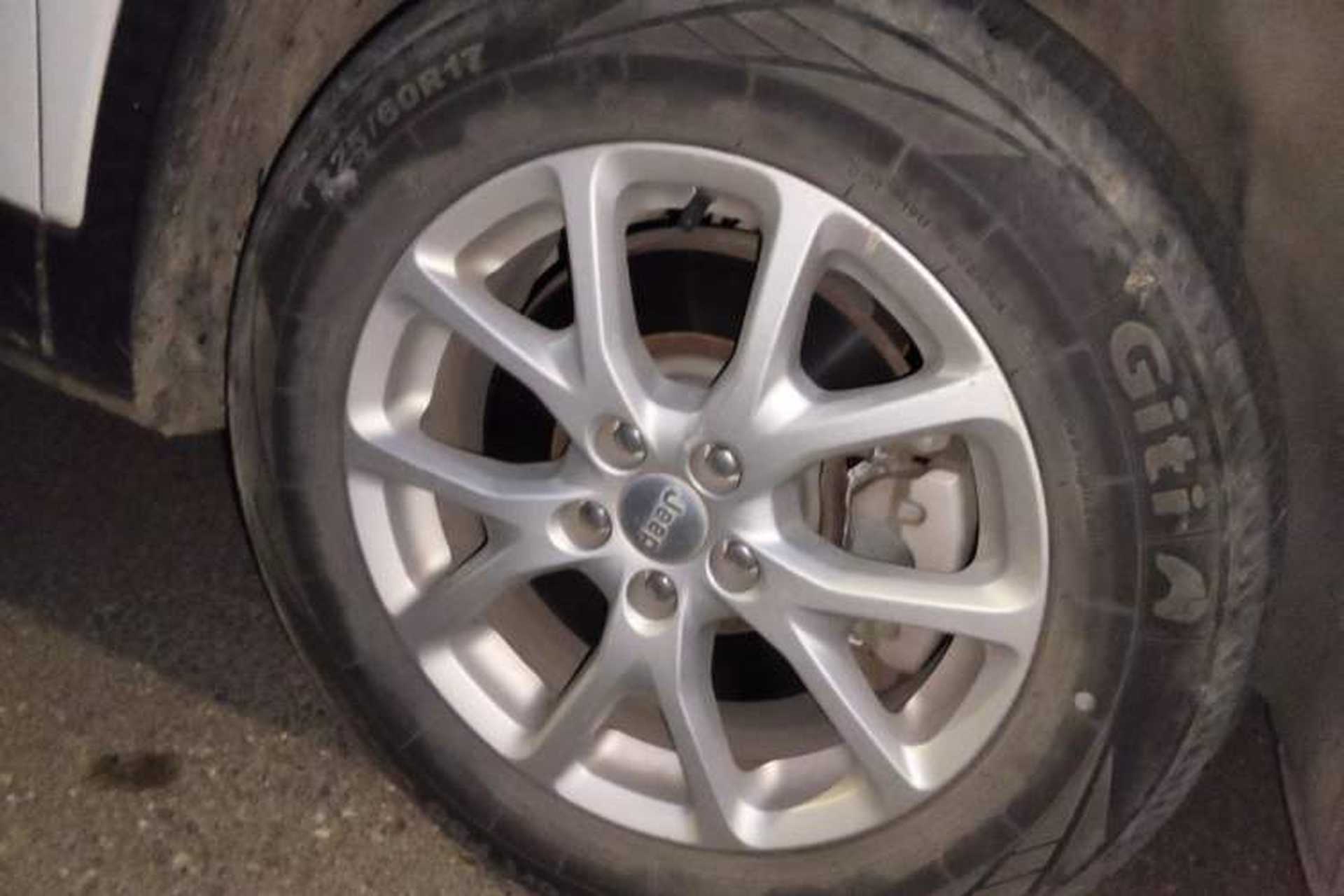 Used Jeep Cherokee 2016 2.0L Superior Edition Right Front Wheel Hub