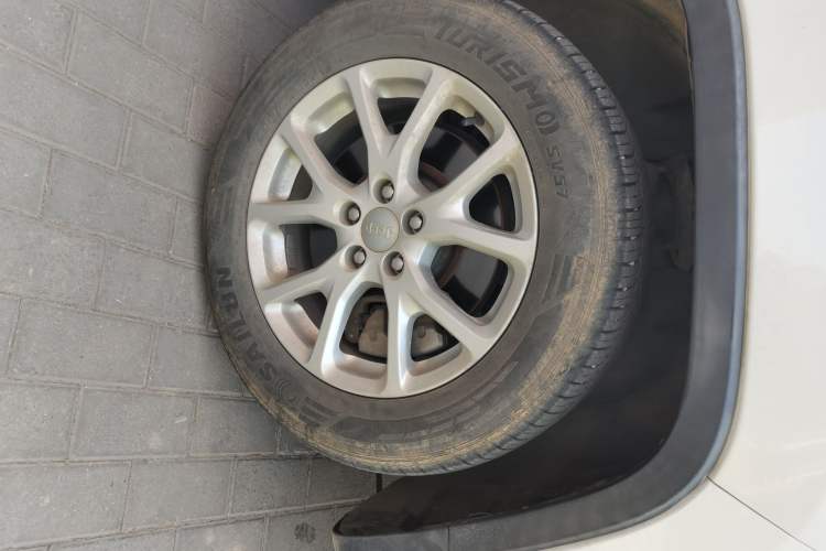 Used Jeep Cherokee 2016 2.0L Superior Edition Right Front Wheel Hub
