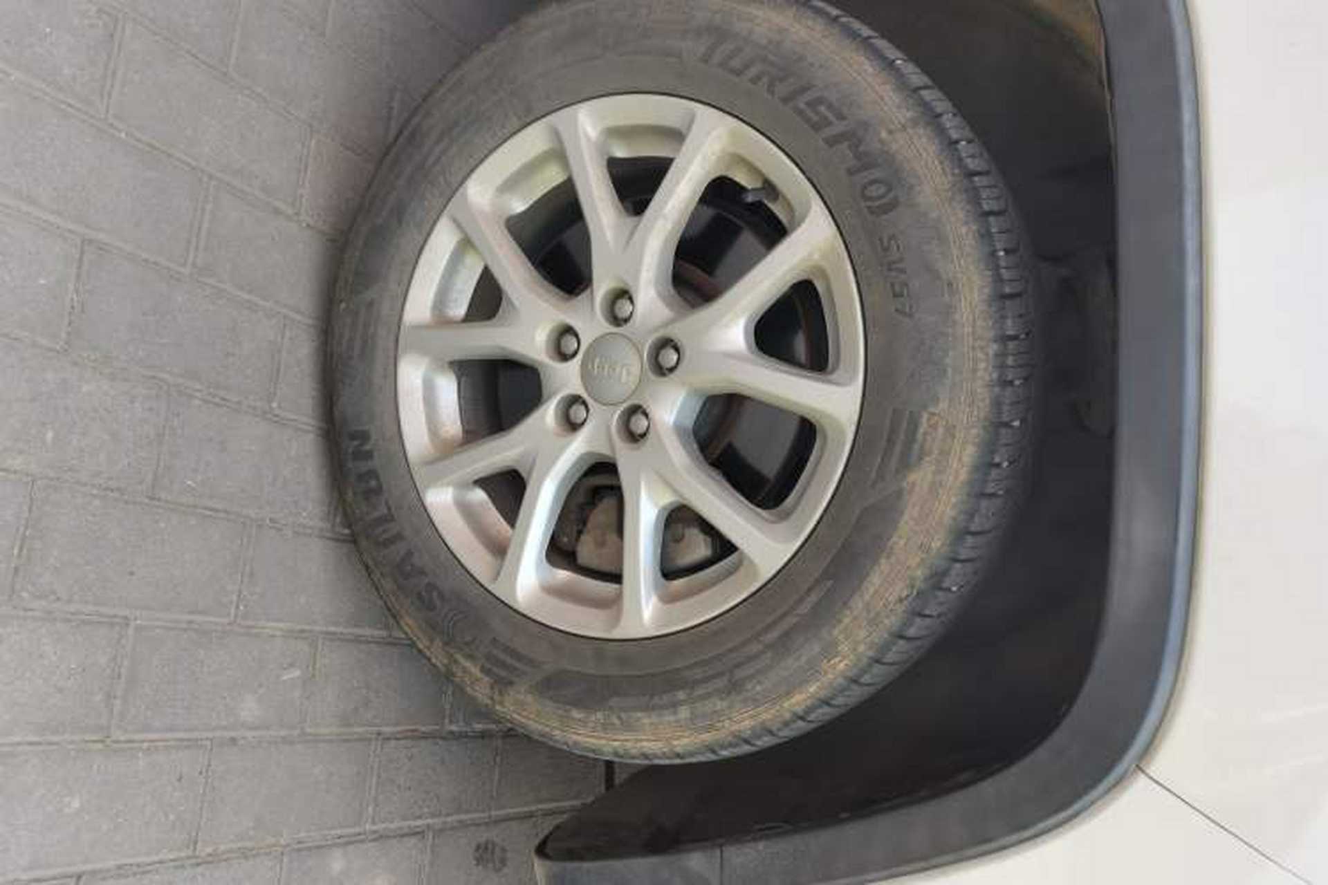 Used Jeep Cherokee 2016 2.0L Superior Edition Right Front Wheel Hub