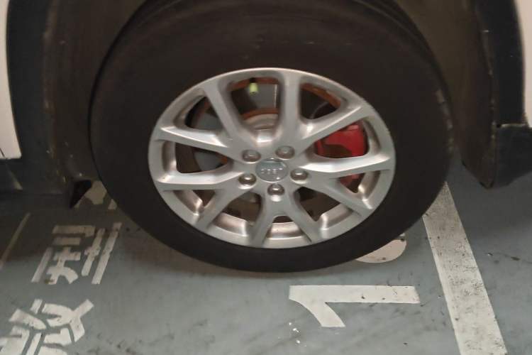 Used Jeep Cherokee 2016 2.0L Superior Edition Right Front Wheel Hub