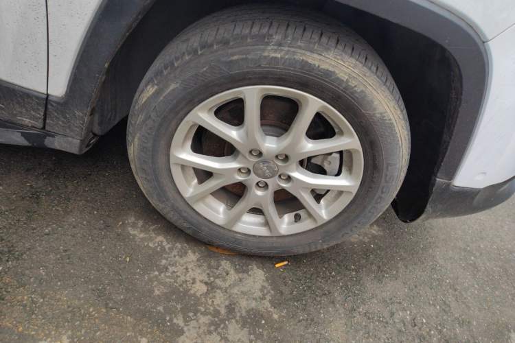 Used Jeep Cherokee 2016 2.0L Superior Edition Right Front Wheel Hub