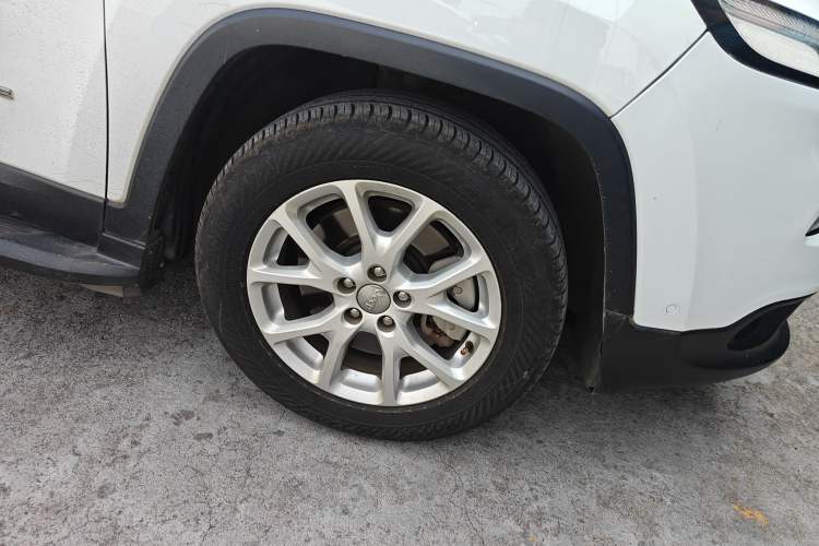 Used Jeep Cherokee 2016 2.4L Leading Edition Right Front Wheel Hub