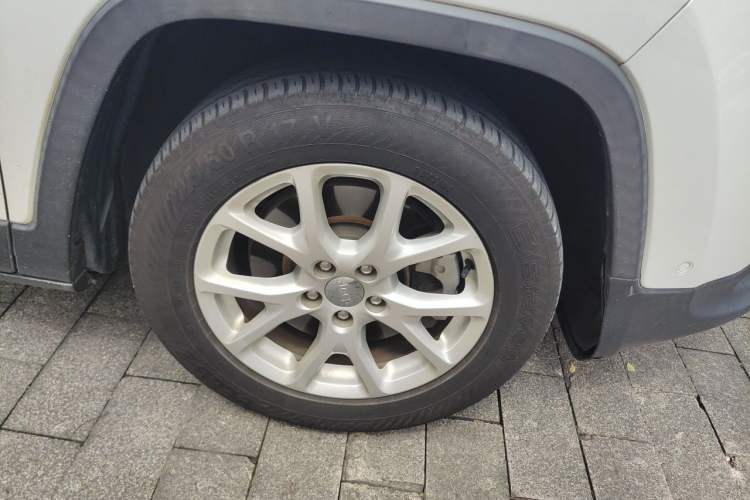 Used Jeep Cherokee 2016 2.0L Smart Version Right Front Wheel Hub