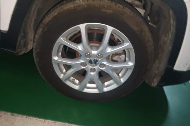Used Jeep Cherokee 2016 2.0L Superior Edition Right Front Wheel Hub