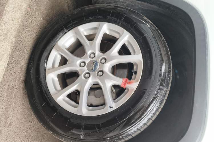 Used Jeep Cherokee 2016 2.4L Professional Edition Right Front Wheel Hub