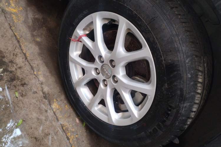 Used Jeep Cherokee 2016 2.4L Professional Edition Right Front Wheel Hub