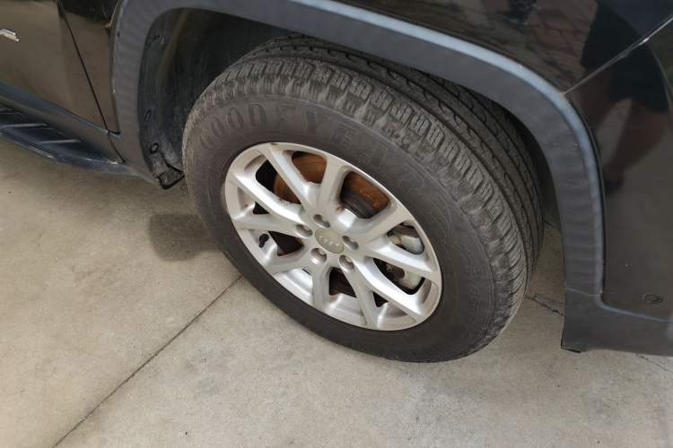 Used Jeep Cherokee 2016 2.4L Professional Smart Version Right Front Wheel Hub