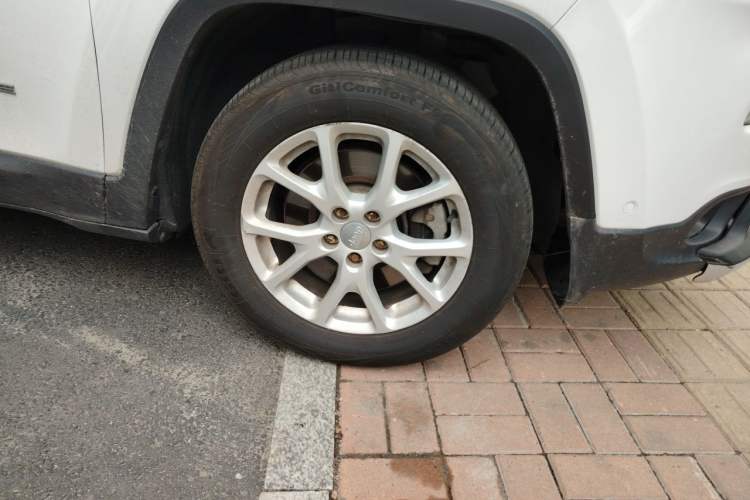 Used Jeep Cherokee 2016 2.0L Superior Edition Right Front Wheel Hub