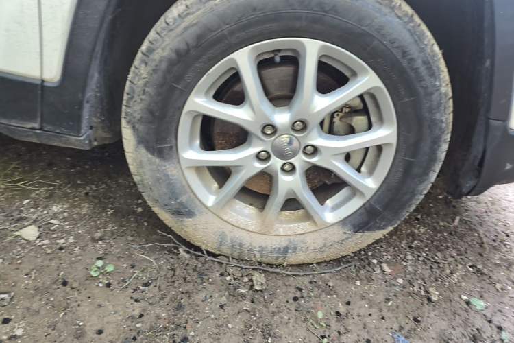 Used Jeep Cherokee 2016 2.4L Professional Smart Version Right Front Wheel Hub