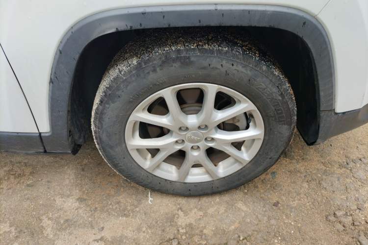 Used Jeep Cherokee 2016 2.0L Superior Edition Right Front Wheel Hub