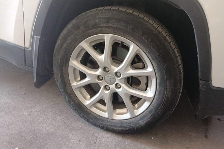 Used Jeep Cherokee 2016 2.0L Superior Edition Right Front Wheel Hub