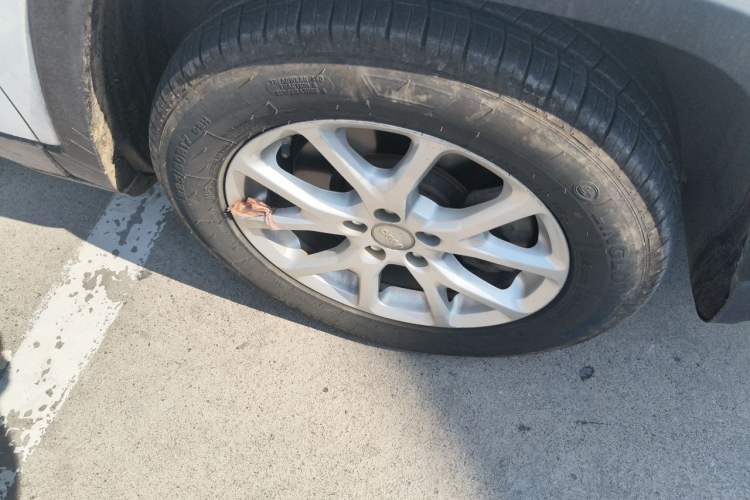 Used Jeep Cherokee 2016 2.0L Superior Edition Right Front Wheel Hub