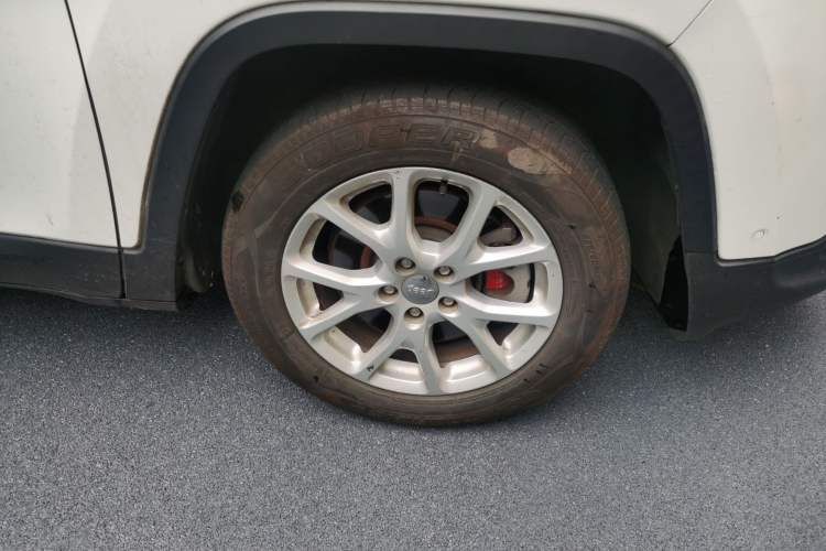 Used Jeep Cherokee 2016 2.0L Superior Edition Right Front Wheel Hub