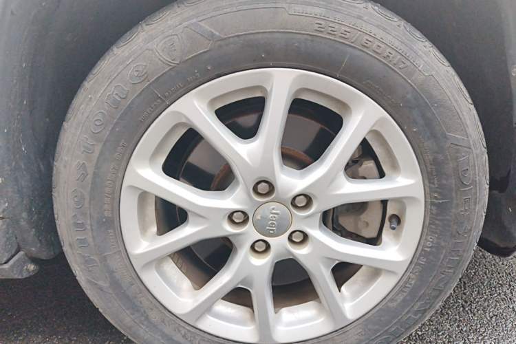 Used Jeep Cherokee 2016 2.4L Leading Edition Right Front Wheel Hub