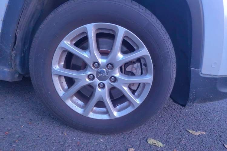 Used Jeep Cherokee 2016 2.4L Leading Edition Right Front Wheel Hub