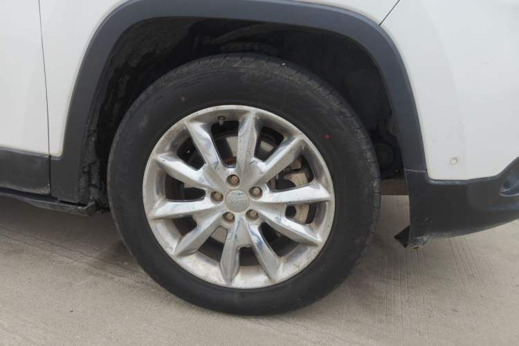 Used Jeep Cherokee 2016 2.4L Superior Edition Right Front Wheel Hub