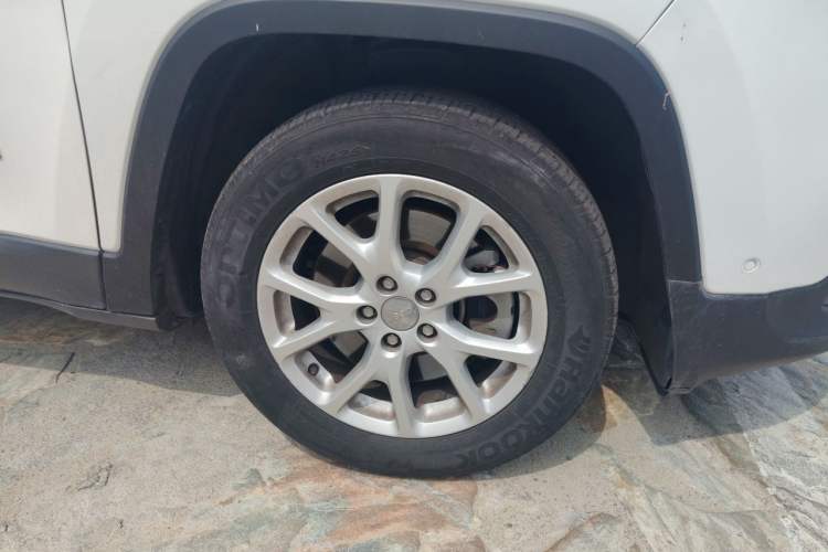 Used Jeep Cherokee 2016 2.4L Leading Smart Version Right Front Wheel Hub